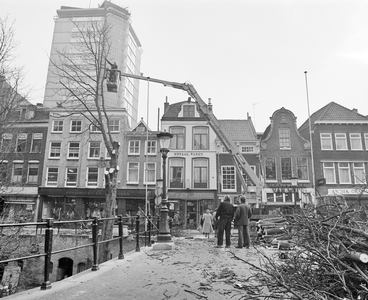 882333 Afbeelding van het kappen van een boom op de werf aan de oostzijde van de Oudegracht, bij de Jansbrug te Utrecht